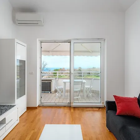 Flavia 1 Near The Beach, With Seaview In Umag - Apartment